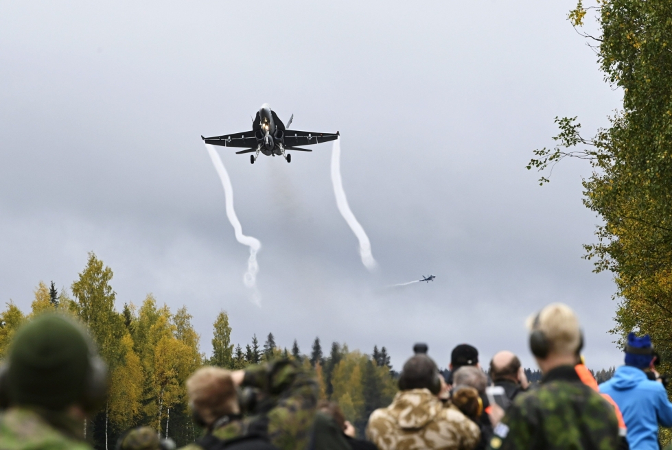 Suomen ilmavoimien F/A-18 Hornet -monitoimihävittäjä Ilmasotakoulun järjestämässä Baana 2022 -lentotoimintaharjoituksessa Joutsan varalaskupaikalla syyskuussa 2022. LEHTIKUVA / MARKKU ULANDER
