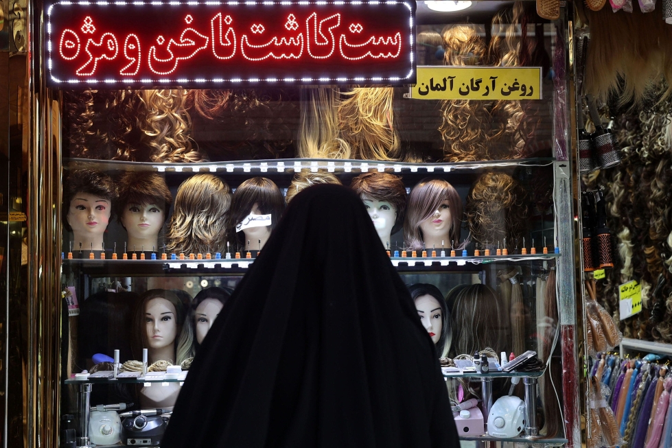 Iranissa naisten on kiellettyä tanssia tai olla ilman huivia julkisella paikalla. LEHTIKUVA/AFP