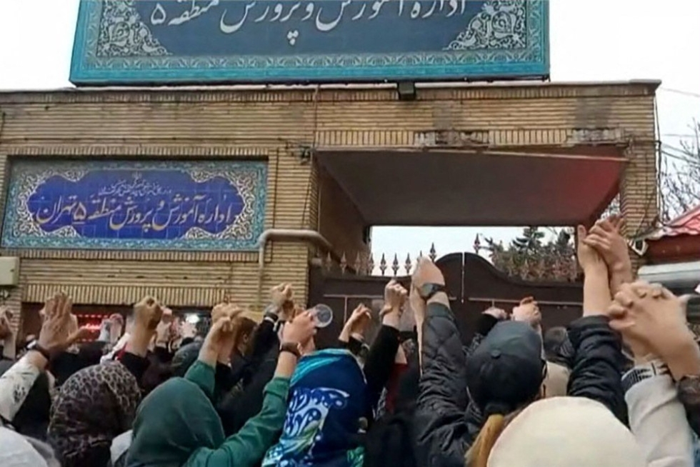 Ihmiset osoittivat mieltään opetusministeriön edustalla Teheranissa koulumyrkytysten takia. LEHTIKUVA/AFP/ESN