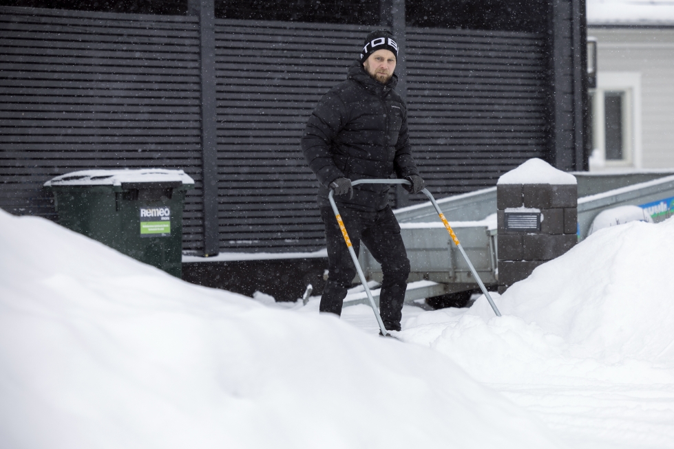 Lumikola on tullut tutuksi kapineeksi Osku Haaralalle tänäkin talvena.
