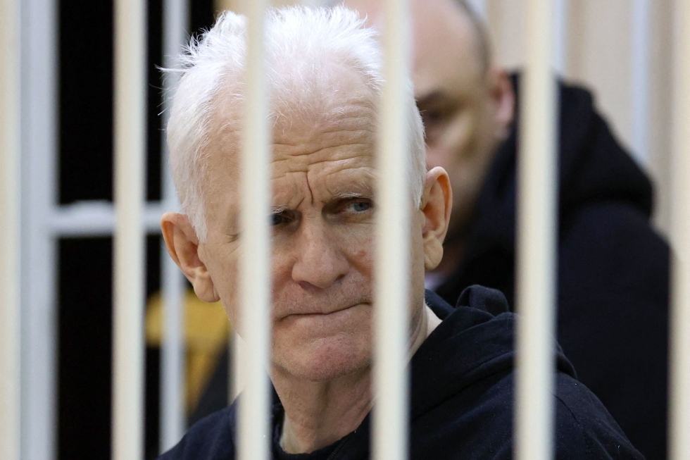 Ales Bjaljatski pidätettiin Valko-Venäjän vuoden 2020 protestien yhteydessä. Hän on ollut vangittuna siitä lähtien. Kuva on oikeudenkäynnistä tammikuulta. LEHTIKUVA/AFP