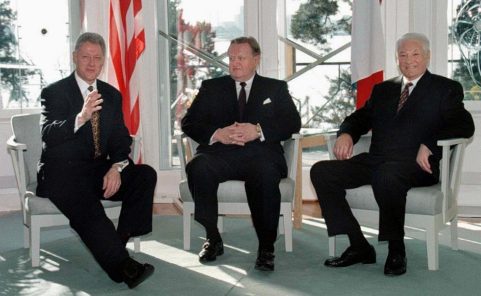 Presidentit Bill Clinton, Martti Ahtisaari ja Boris Jeltsin tapasivat Neuvostoliiton hajoamisen jälkeen. Suomella olisi silloin ollut mahdollisuus valita suuntansa.