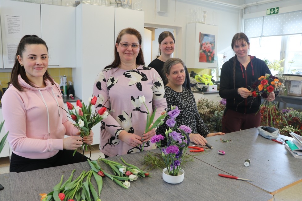 Tanja Cusnir, Sirpa Korkeasaari, Anna Vasalampi ja Virpi Korkeasaari hiovat taitojaan tulevaa Taitaja-finaalia varten. Taustalla heidän opettajansa Säde Alanen.