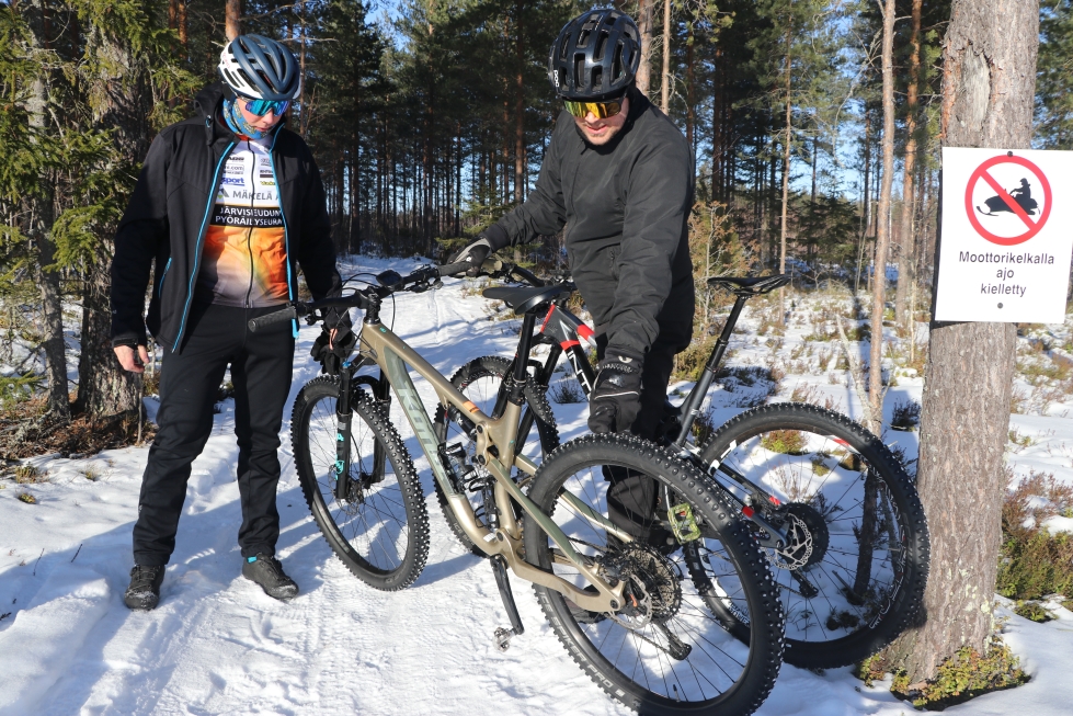 Nastat eivät ole pakolliset talvipyöräilyssä, mutta Veijo Peltomäen ja Tatu Mariaporin pyörien renkaissa sellaiset on.