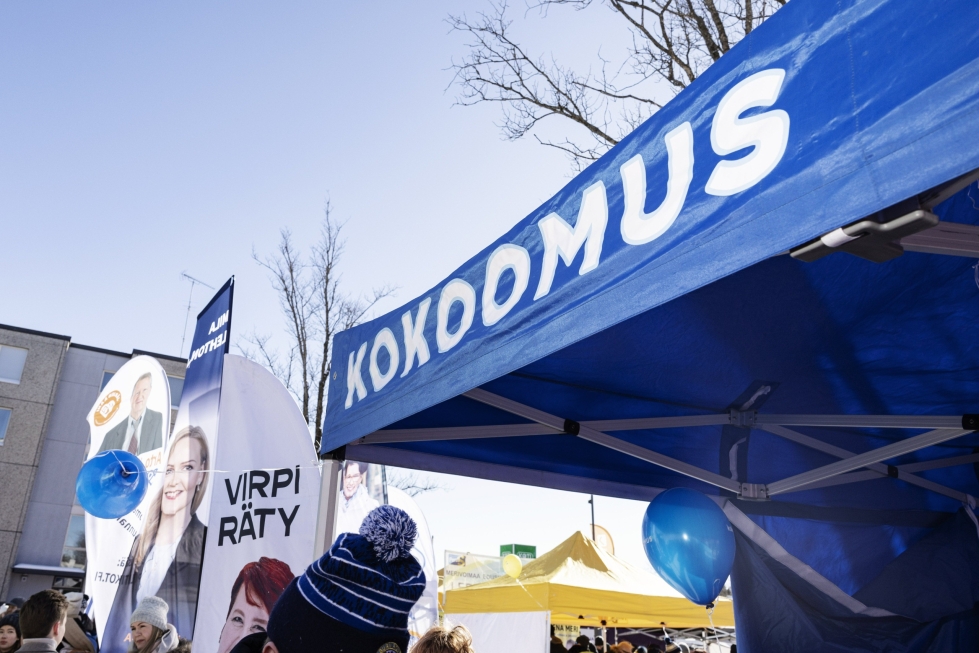 Isojen puolueiden vaaleihin varaamissa summissa on huomattavia eroja. Kokoomuksen ehdokkaat kampanjoivat Nurmijärvellä maaliskuussa.