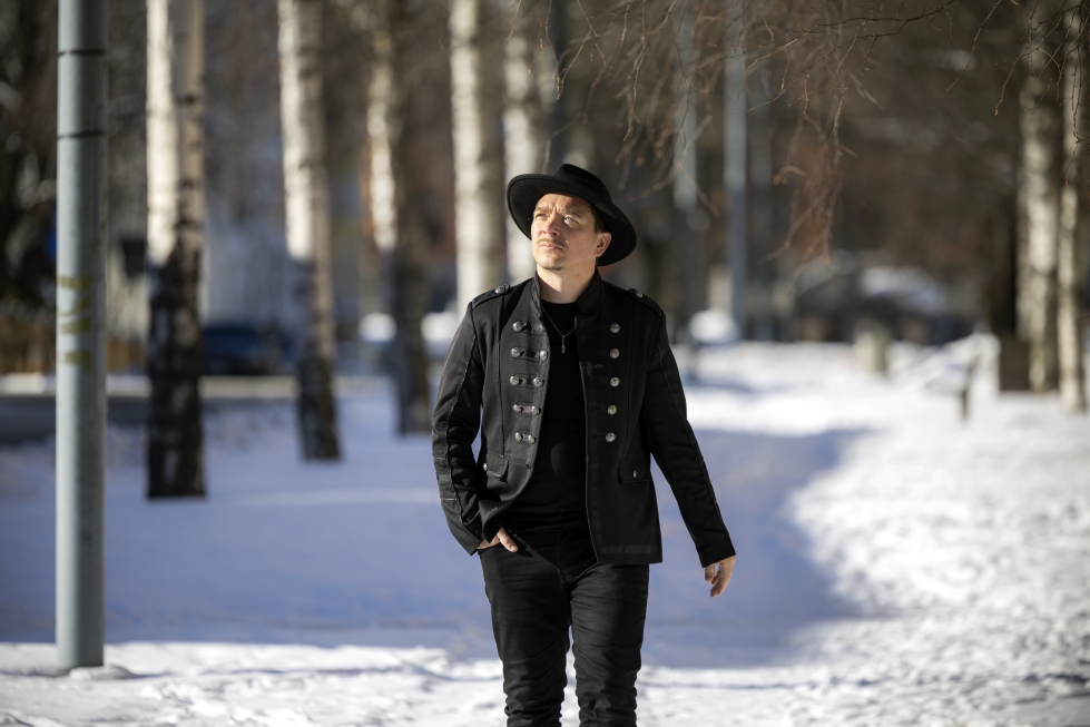 Laulaja-lauluntekijä Fredrik Furu sanoo elämänsä menevän viiden vuoden sykleissä: sen verran hän asui Tukholmassa, sitten Helsingissä. Nyt hän on muuttanut Vaasaan.