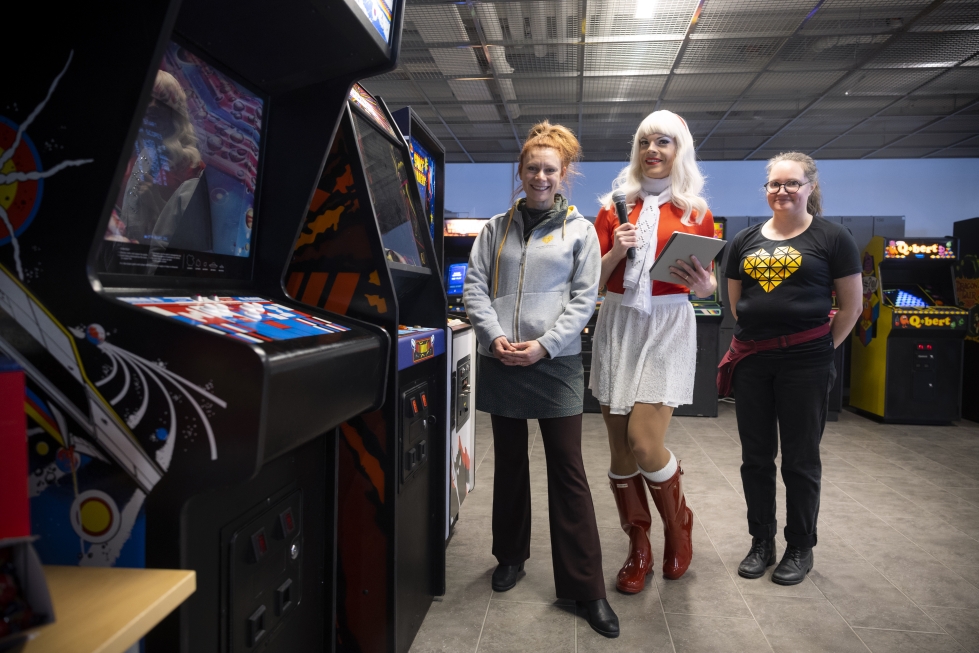 Rebekah Rousi, Wanda O Rly (Valtteri Lahti) ja Sonja Klippi-Ryhänen nauttivat pitkästä aikaa järjestetyn Vaasa Game Days tapahtuman tunnelmasta. 