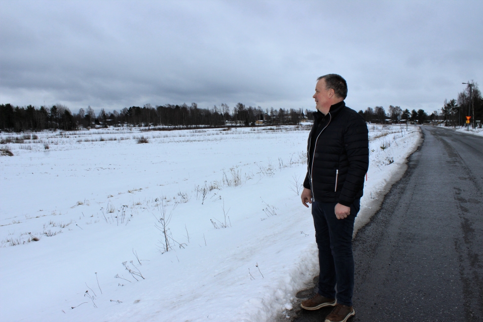 Petri Pihlajaniemi katselee kaupungin omistamaa aluetta, josta jätti aloitteen kaavoittamisen aloittamiseksi. Närpiöntieltä on lyhyt matka muun muassa Kantakaupungin kouluun.