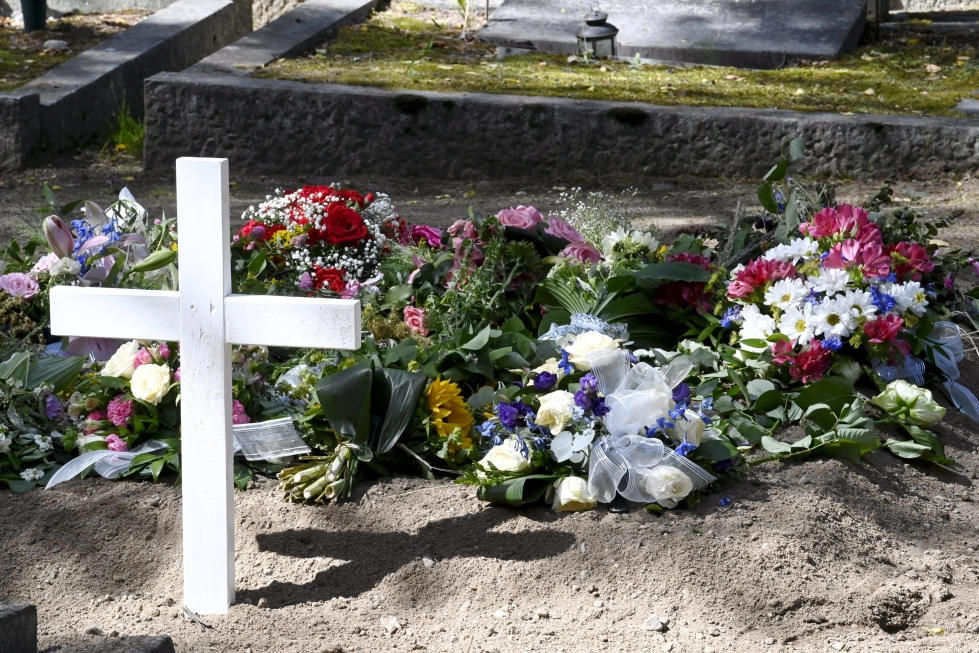 Kuoleman ja hautaamisen välinen aika oli viime vuonna Kirkkohallituksen mukaan noin 24 päivää. LEHTIKUVA / Jussi Nukari