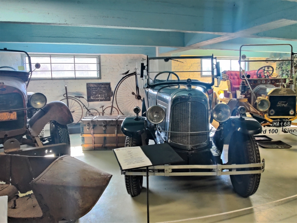 Museossa on nähtävillä myös laaja kirjo kanttiautoja autoteollisuuden historian alkupuolelta. 
