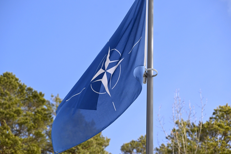 Nato-lippu lipputangossa maanpuolustuskorkeakoulun kampuksella Santahaminassa Helsingissä perjantaina. LEHTIKUVA / VESA MOILANEN 