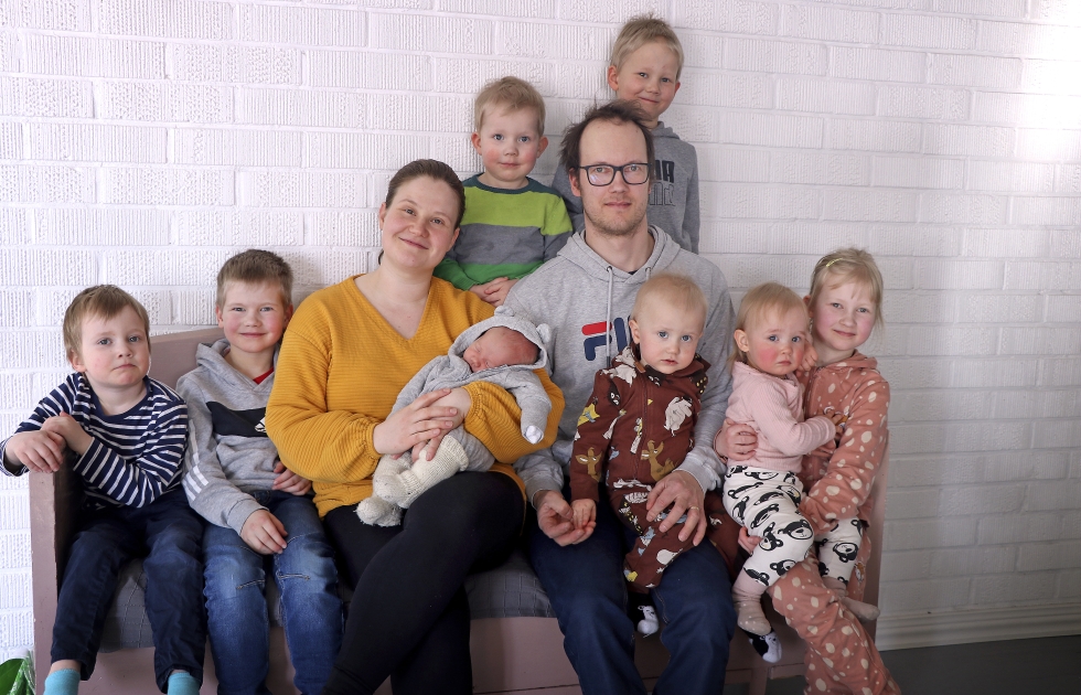 Peltokankaiden vauva syntyi kotona leivinuunin eteen - suurperheen äiti  kiittää suomalaista terveydenhoitoa | Järviseutu