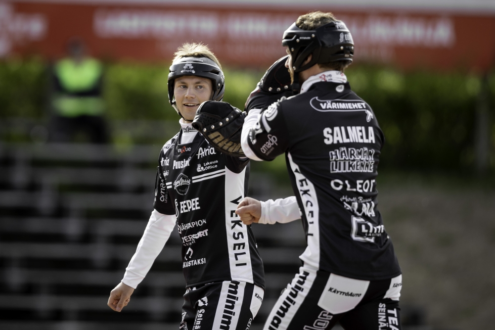 JymyJussien kakkospolttaja Veeti Kettunen ja kakkosvahti Oskari Salmela pääsivät iloitsemaan voitosta tiistaina.