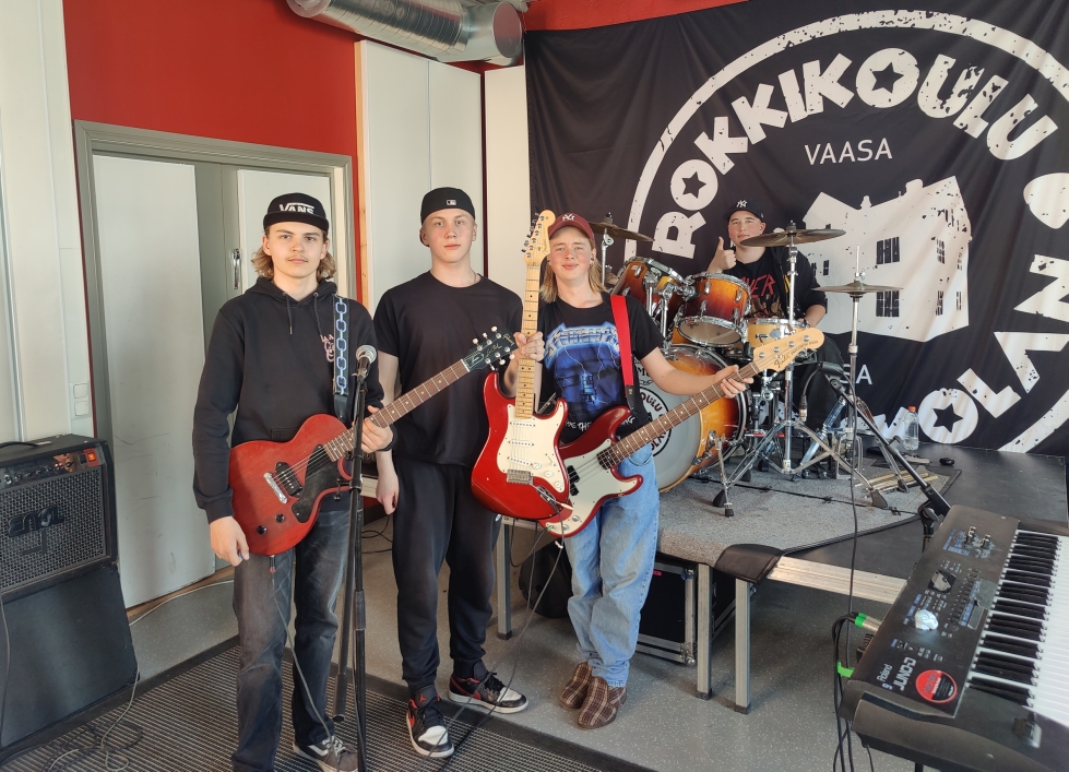 Pändi tekee musiikkia nuorten omista kokemuksista ammentaen. Kuvassa jäsenet Samu Jokinen (vas.), Onni Mielty, Antti Einola ja Valtteri Pohjola.  