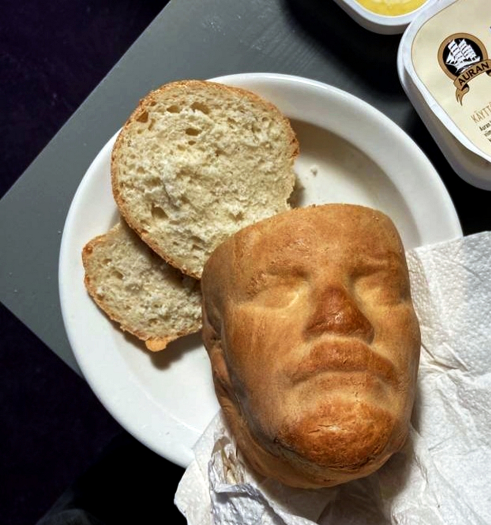 Kesäkuvataiteilija valmistaa keraamisia leipämuotteja, jotka tehdään reseptienomistajien kasvojen muotoon.