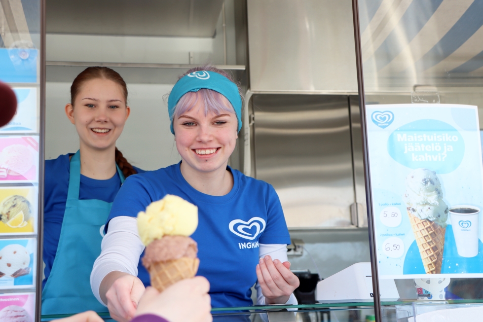 17-vuotias Emilia Kamila (vas.) ja 18-vuotias Saana Markkila pyörittelivät jäätelöpalloja Jurvan keskustassa viime viikonloppuna. Kesätyö on tuntunut tytöistä kivalta. 