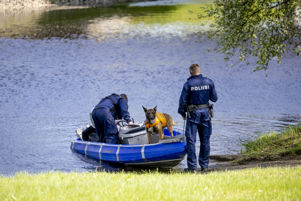 Poliisit etsivät Rasmus Takaluomaa keskiviikkona Lapualla poliisikoirien avulla. 