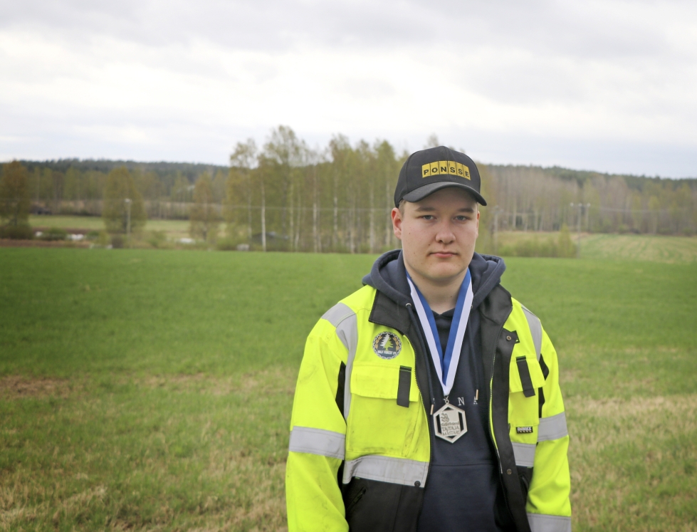 Ähtärin Sedussa opiskeleva alajärveläinen Veikka Hautamäki nappasi hopeamitalin metsäkoneen käytössä.