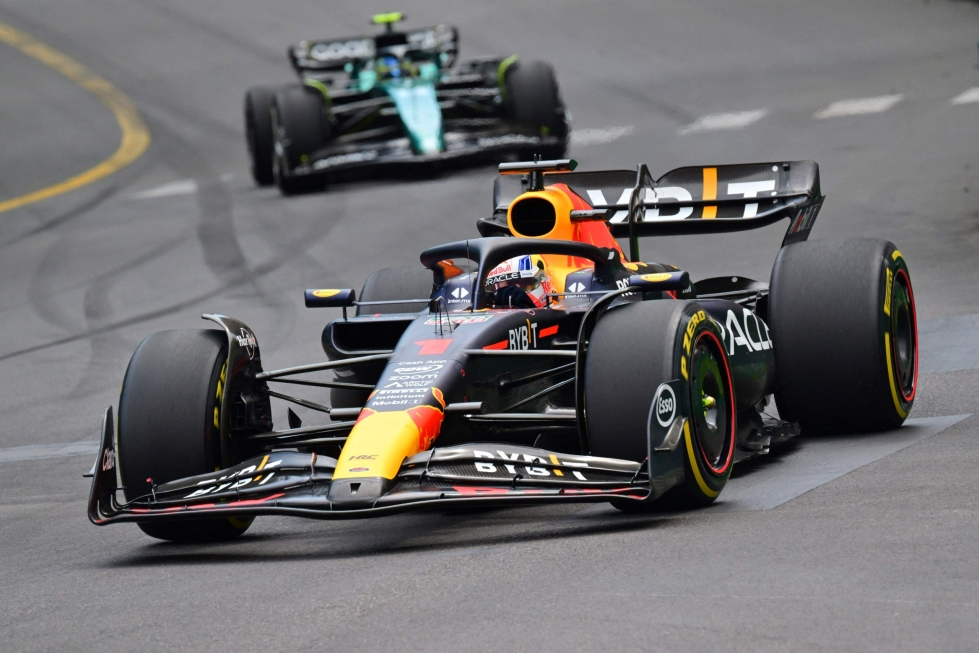 Voitto oli Max Verstappenille (etualalla) kauden neljäs. LEHTIKUVA/AFP