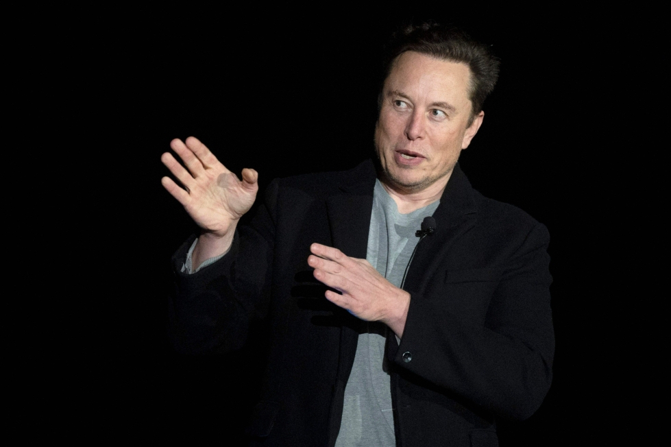 Elon Muskin mukaan implantin avulla voitaisiin muun muassa helpottaa liikuntarajoitteisten teknologian käyttöä. Musk kuvattiin helmikuussa 2022 Teksasissa. LEHTIKUVA/AFP