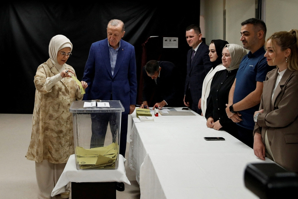 Jatkokautta tavoitteleva presidentti Recep Tayyip Erdogan ja hänen puolisonsa Emine Erdogan äänestivät sunnuntaina Istanbulissa. LEHTIKUVA/AFP