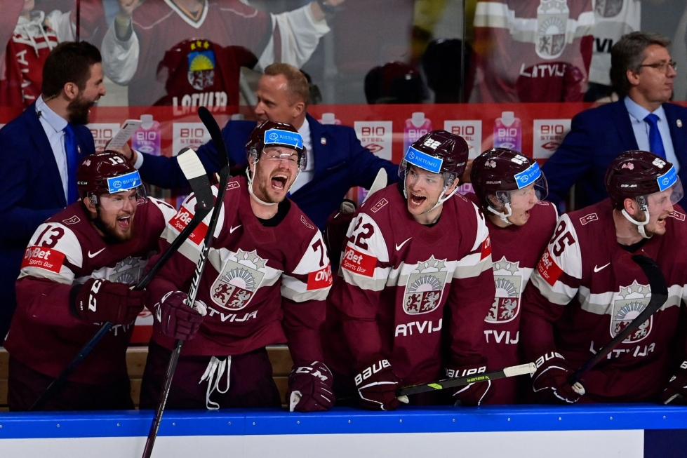 Latvian maajoukkue pääsi ensimmäistä kertaa ikinä välieriin voittamalla Ruotsin. LEHTIKUVA/AFP