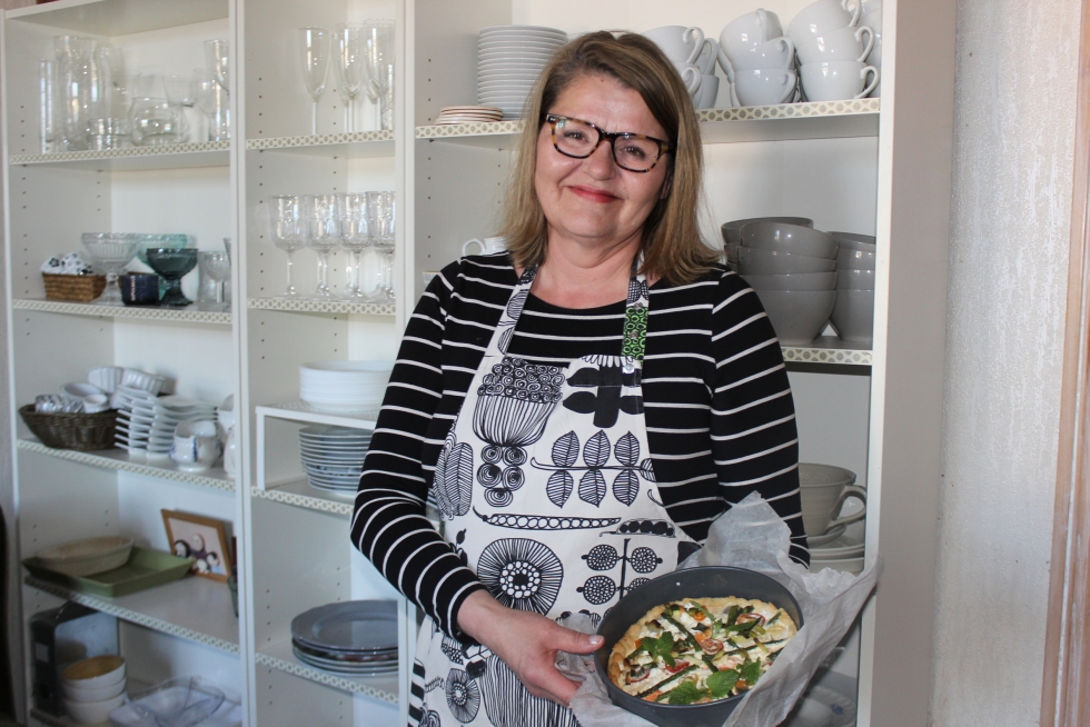 Kaskisissa kesän ajan kahvilaa pitävä Minna-Maria Mäenpää valmistaa myymänsä tuotteet itse.