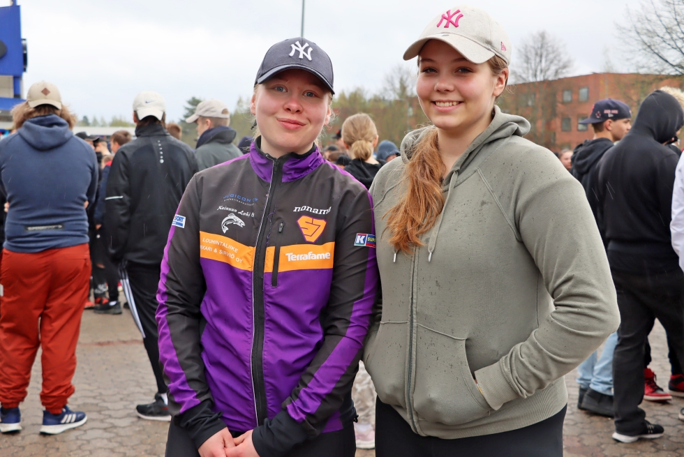 Lukiolaiset Aino Leppä ja Silja Kurunmäki lähtivät mielellään liikkeelle tärkeän asian puolesta.