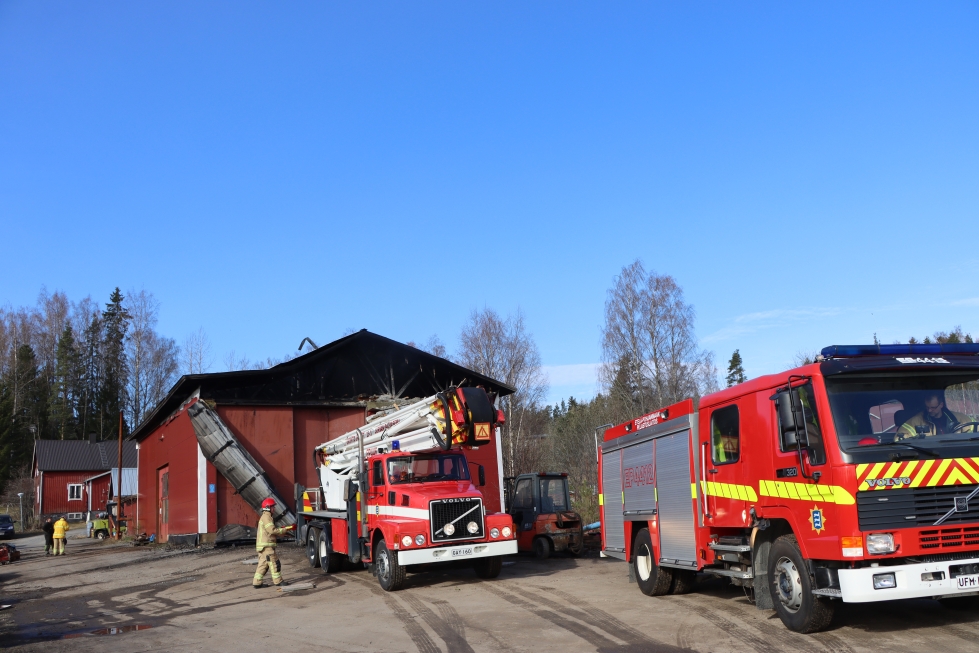 Pelastuslaitos onnistui rajaamaan palon kattorakenteisiin Seppälänkujalla.