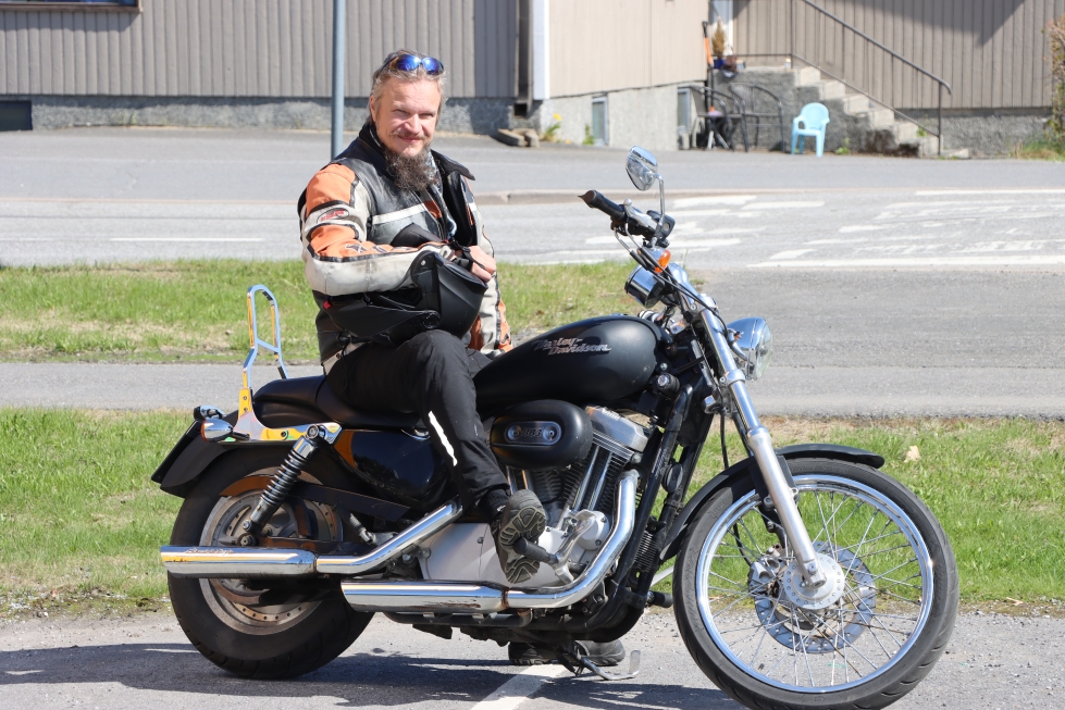 Jurvassa hyvin viihtyvä Jani Huhtiniemi oli ehtinyt ajaa kuvaushetkellä jo lenkin Kurikan ja Kauhajoen kautta. "Tiet ovat hyviä moottoripyöräilyä silmällä pitäen. Lisäksi täällä on paljon pikkuteitä, joita en ole vielä ehtinyt tutkimaan".