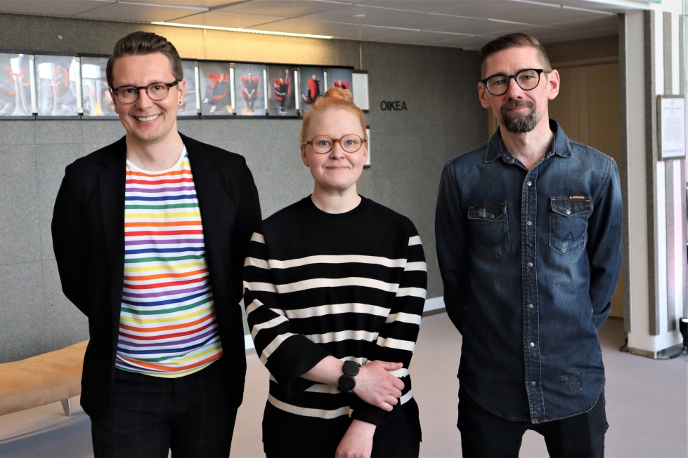 Mama's Kitchenin yrittäjät Pete (oik.) ja Hanna Kangasoja ja teatterinjohtaja Seppo Välinen (vas.) kertoivat ravintola Kulman tulevaisuudesta tiedotustilaisuudessa.
