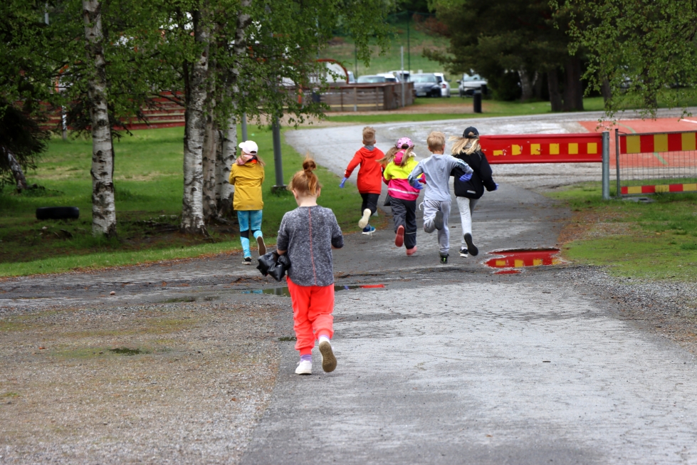 Lapset kirmasivat juoksujalkaa kohti roskien keräyspaikkaansa. Tätä hetkeä oli odotettu.