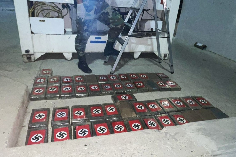 Jokainen kokaiinipaketti on merkitty hakaristillä. Pakettien sisältöön oli lisäksi painettu Natsi-Saksan diktaattori Adolf Hitlerin nimi. LEHTIKUVA/AFP/Peruvian national police