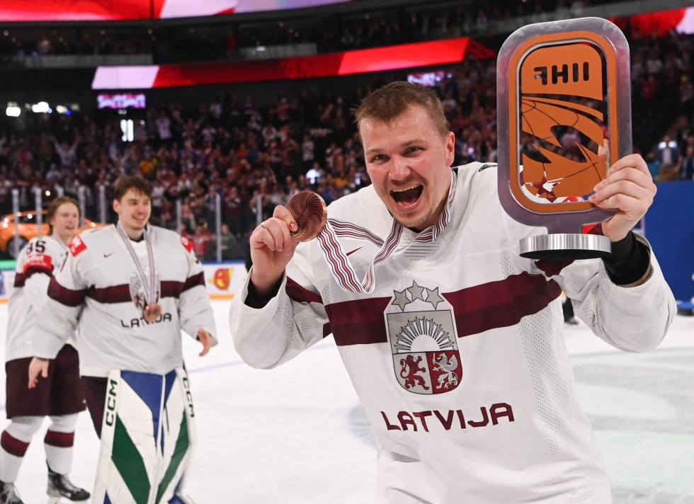 Latvia voitti sunnuntain pronssiottelussa Yhdysvallat puolustaja Kristians Rubinsin jatkoaikamaalilla 4–3. Mitali on Latvian ensimmäinen jääkiekon MM-kisahistoriassa. Kuvassa joukkueen puolustaja Oskars Cibulskis. LEHTIKUVA / AFP