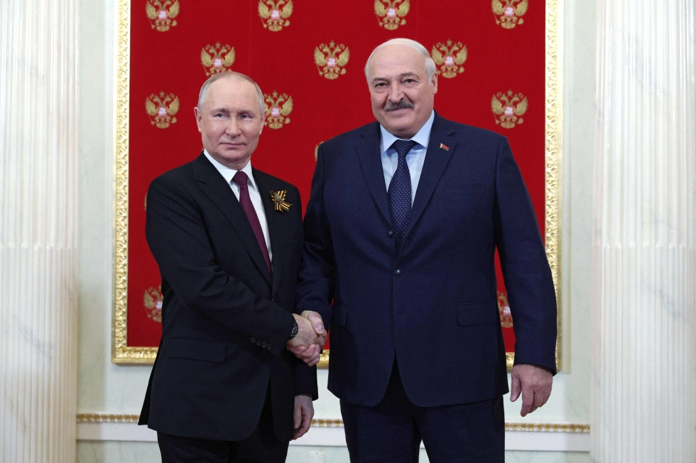 Valko-Venäjän presidentin Aljaksandr Lukashenkan (oik.) mukaan Venäjä on alkanut siirtää ydinaseita Valko-Venäjälle. LEHTIKUVA / AFP