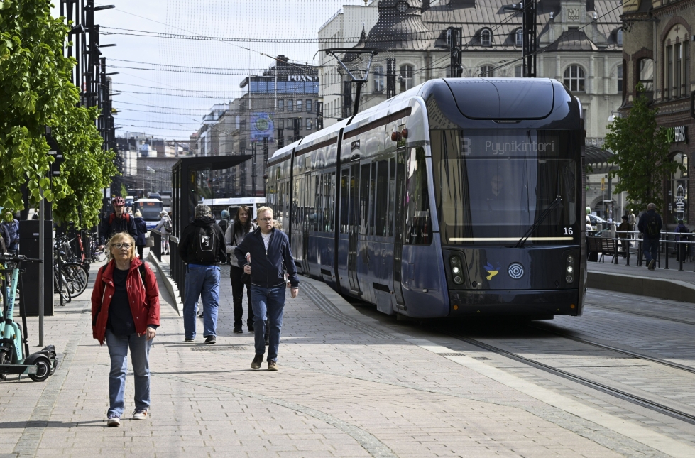 Tampereen ratikka on yksi kaupungin keskustan elinvoimaa ylläpitävistä asioista, kertoo Elävät kaupunkikeskustat -yhdistys. LEHTIKUVA / EMMI KORHONEN