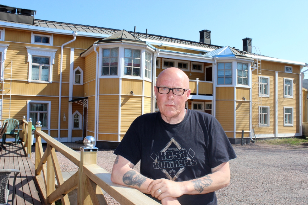 Jari Salmelan takana on suomalaisen seurakunnan toimitalo, jonka miljoonan euron remonttiin kirkkohallitus antoi satoja tuhansia euroja avustusta.