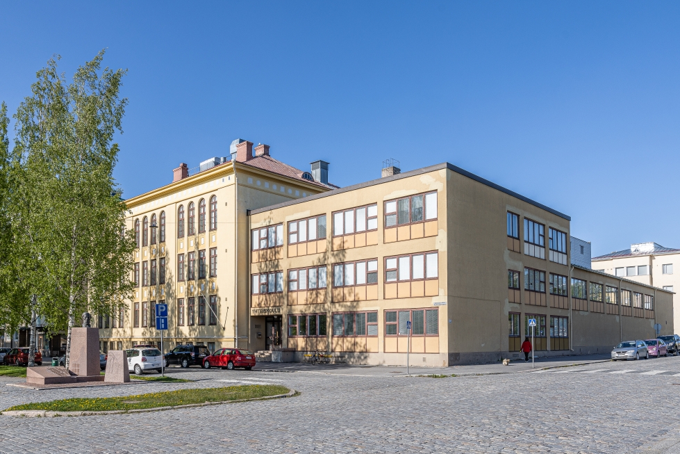 Merenkurkun koulun vanha osa on valmistunut vuonna 1928. Lisäsiipi on rakennettu 1960-luvun alussa. 