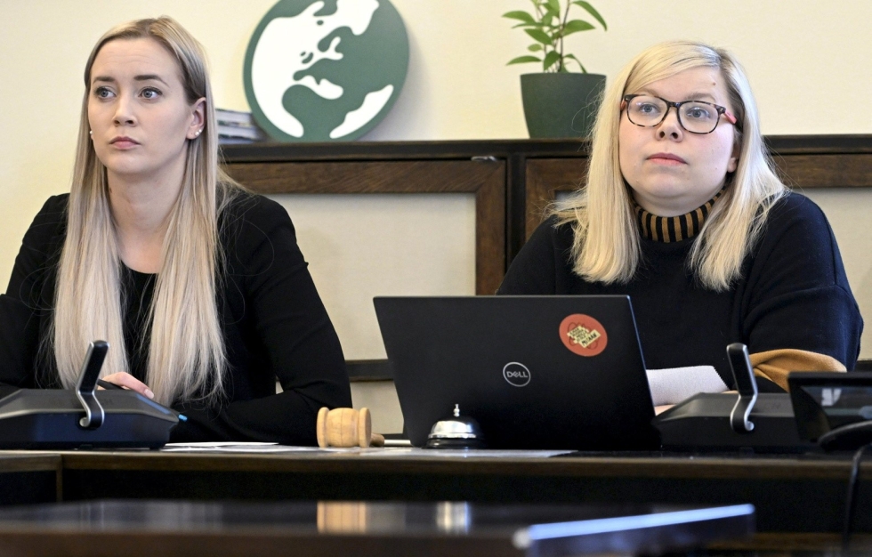 Vihreiden puheenjohtajaehdokkaat Sofia Virta (vas.) ja Saara Hyrkkö haluavat puolueen näkyvän poliittisessa keskustelussa ympäristöaiheita laajemmin. 