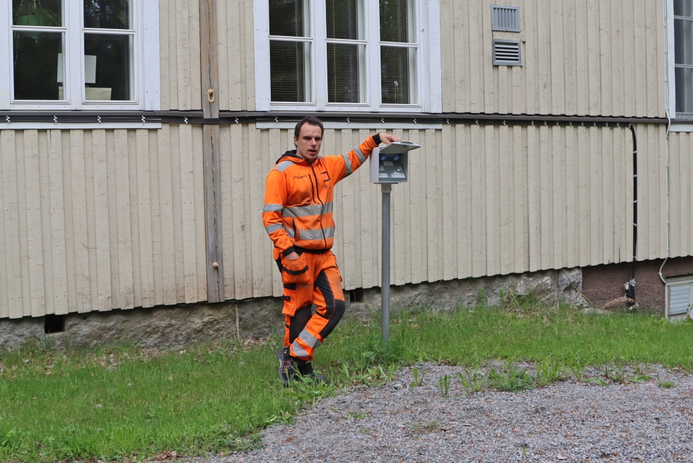 Hakojärven kylätalon alueella sijaitsevia matkaparkkeja esitteli kyläyhdistyksen varapuheenjohtaja Miika Kesäniemi. Yksi alueen neljästä parkista on sähköistetty.