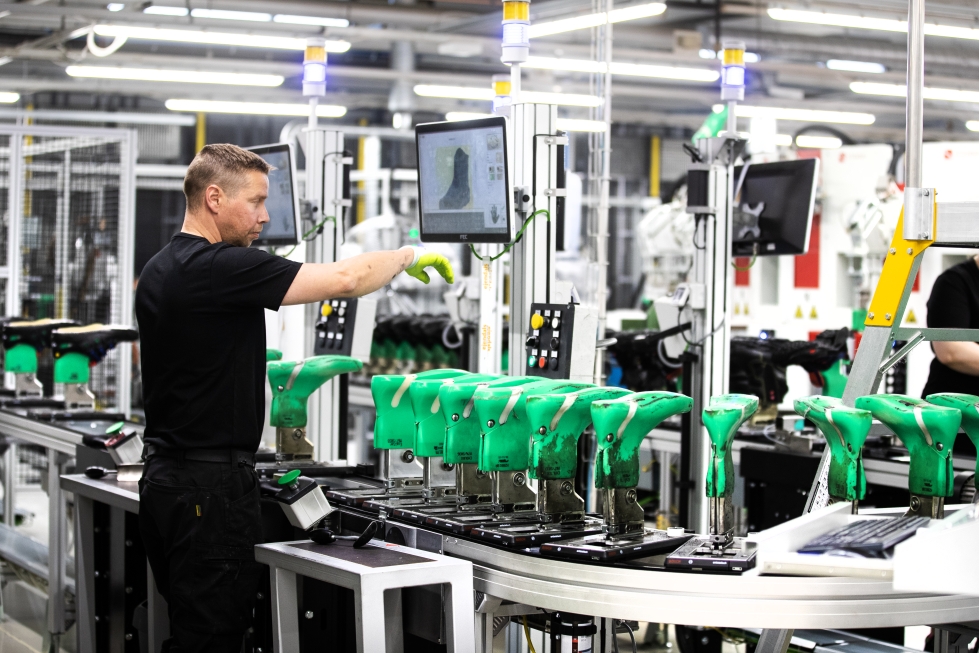 Ejendalsin Jokipiin tehtaalla valmistetaan turvajalkineita uusinta teknologiaa olevan koneen avustuksella.