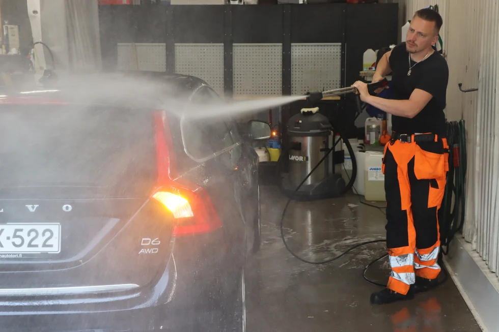 Näin peset autosi kotona puhtaaksi maalipintaa vahingoittamatta ...