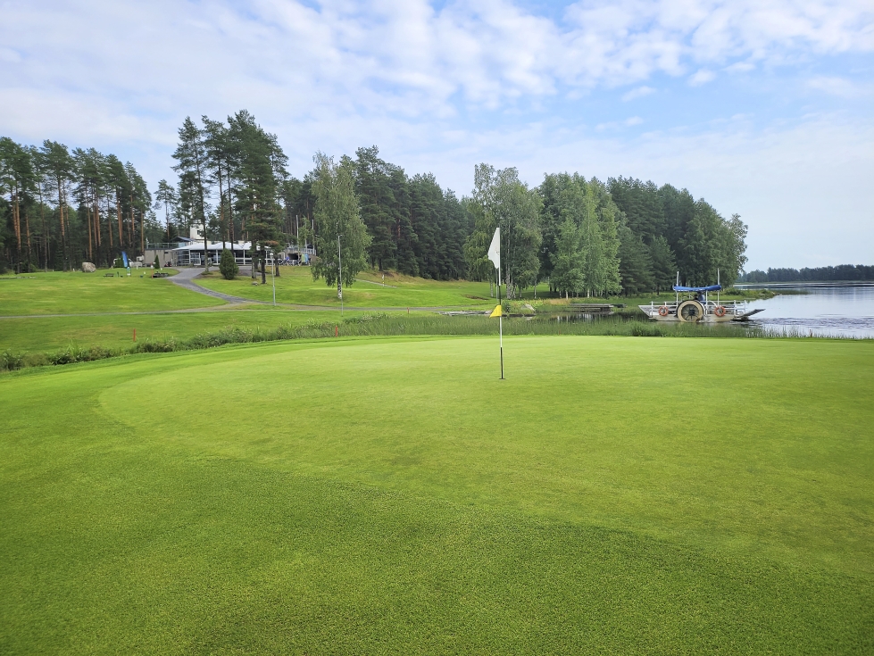 Lappajärven golfkentällä käytössä on myös siipiratasalus.