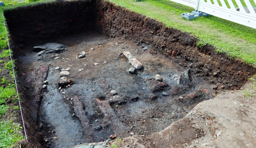 Korsholman linnakummulla on jatkettu kaivauksia. Keskiaikaisen puulinnan ajan jäänteiden löytyminen olisi arkeologinen jättipotti.
