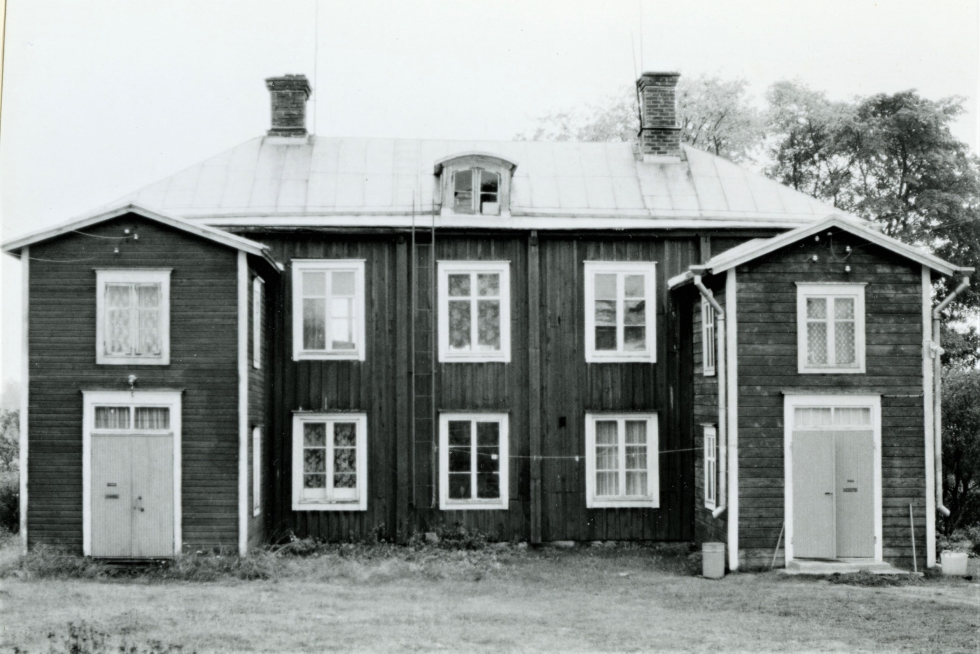 Kuvassa näkyvät Alkulan taloon myöhemmin rakennetut kuistit.