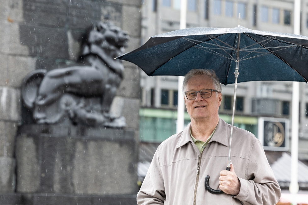 Suomen Vapaudenpatsas Vaasan torilla on pystytetty vuoden 1918 sisällissodan muistoksi, mutta patsaan merkitys vapauden symbolina on laajempikin. Aimo Nyberg tuntee tämänkin patsaan historian perusteellisesti.