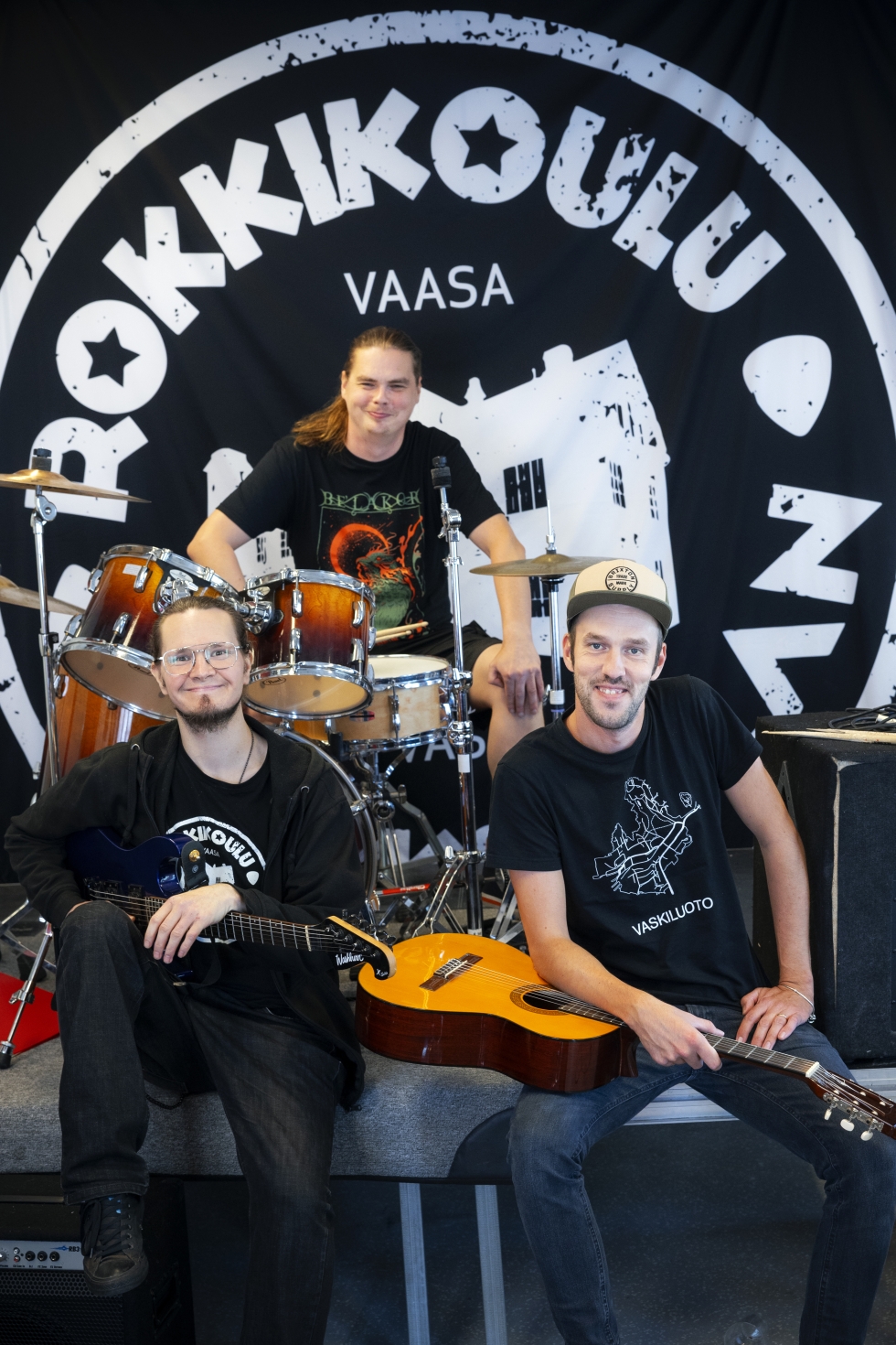 Rokkikoulun nykyinen opettajakolmikko Joni Kiviniemi (rummut), Niklas Norrgrann (sähkökitara) ja Sami ”Siltsu” Sillanpää (akustinen kitara). 