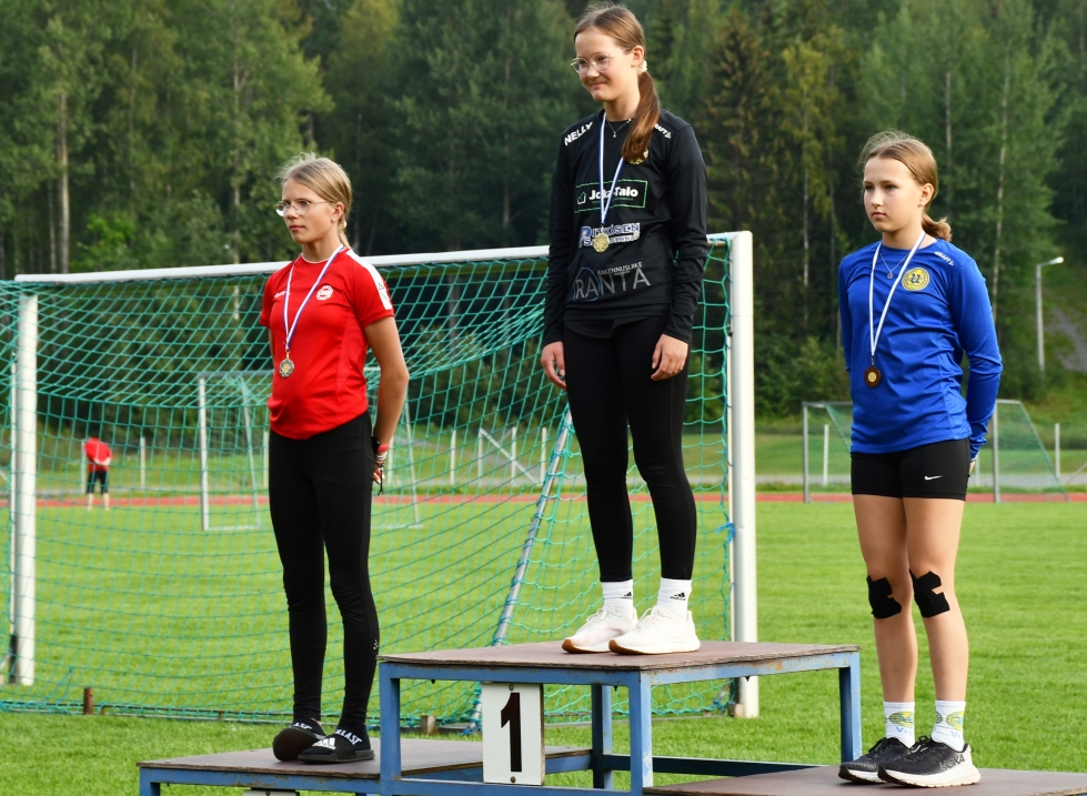 Pituuden parhaiksi ponnistivat T13-sarjan pituudessa AU:n Anna Krihvel (vas), kisan voittanut AA:n Nelly Sillanpää ja VirtUn Iina Ahoranta.