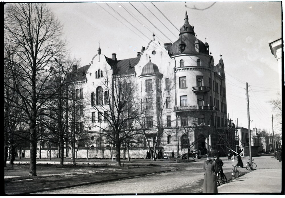 Kurtenia kuvattuna rakennuksen valmistumisen aikoihin 1900-luvun alussa. Arkkitehti Fredrik Thesleffin piirtämä rakennus edustaa lähinnä uusrenessanssia. Talo oli vielä tuolloin nelikerroksinen, mutta vuonna 1940 se muutettiin viisikerroksiseksi.