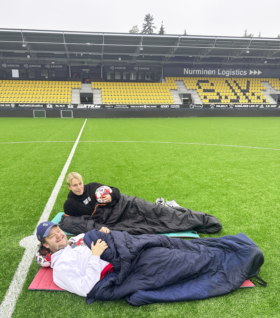 Niko Meuronen (edessä) ja Santtu Hänninen nukkuivat OmaSp Stadionilla osana lauantaista futistempausta.